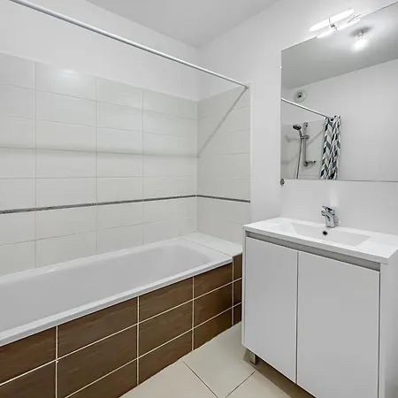 Vivez Lunel-52m2 Climatise Avec Jardin-fibre-2 Parkings Prives-proche Centre &15 Min Appartement *