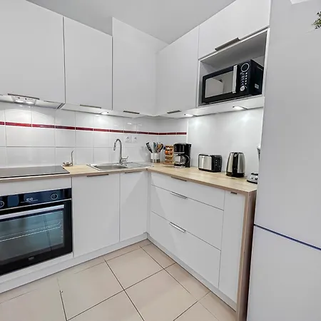 Vivez Lunel-52m2 Climatise Avec Jardin-fibre-2 Parkings Prives-proche Centre &15 Min