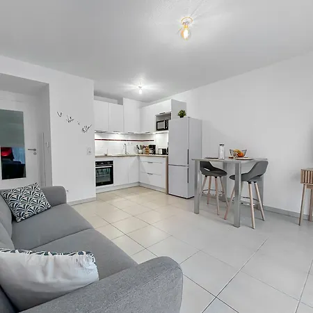 Vivez Lunel-52m2 Climatise Avec Jardin-fibre-2 Parkings Prives-proche Centre &15 Min Appartement