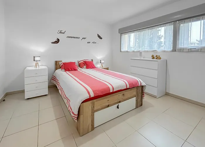 Apartman Vivez Lunel-clim-wifi Fibre-parking Privé-patio T2 *